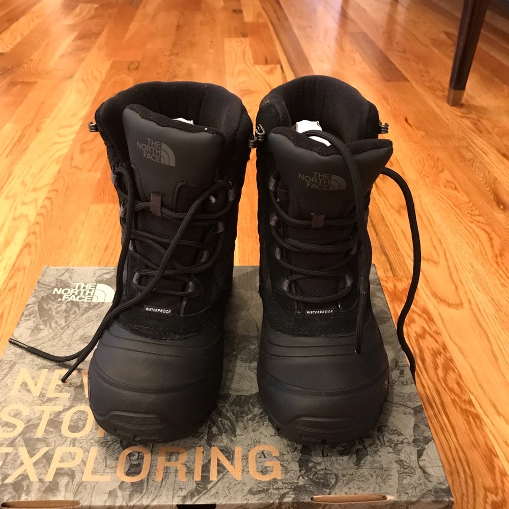 Boys sz 2 North Face snow boots
